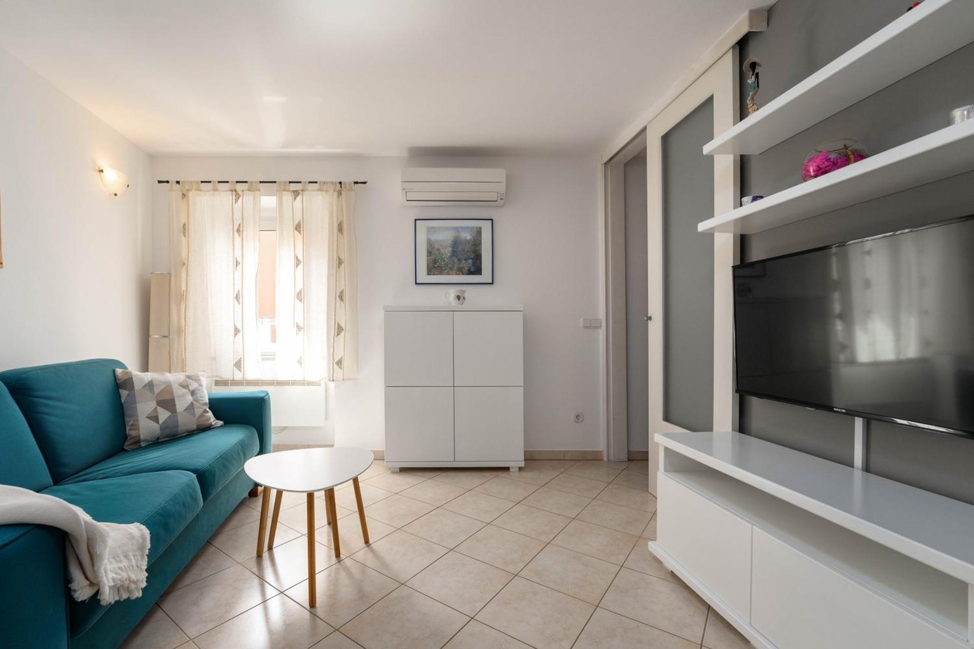 Degrassi Square Apartments (Adults Only) Vrsar Ngoại thất bức ảnh
