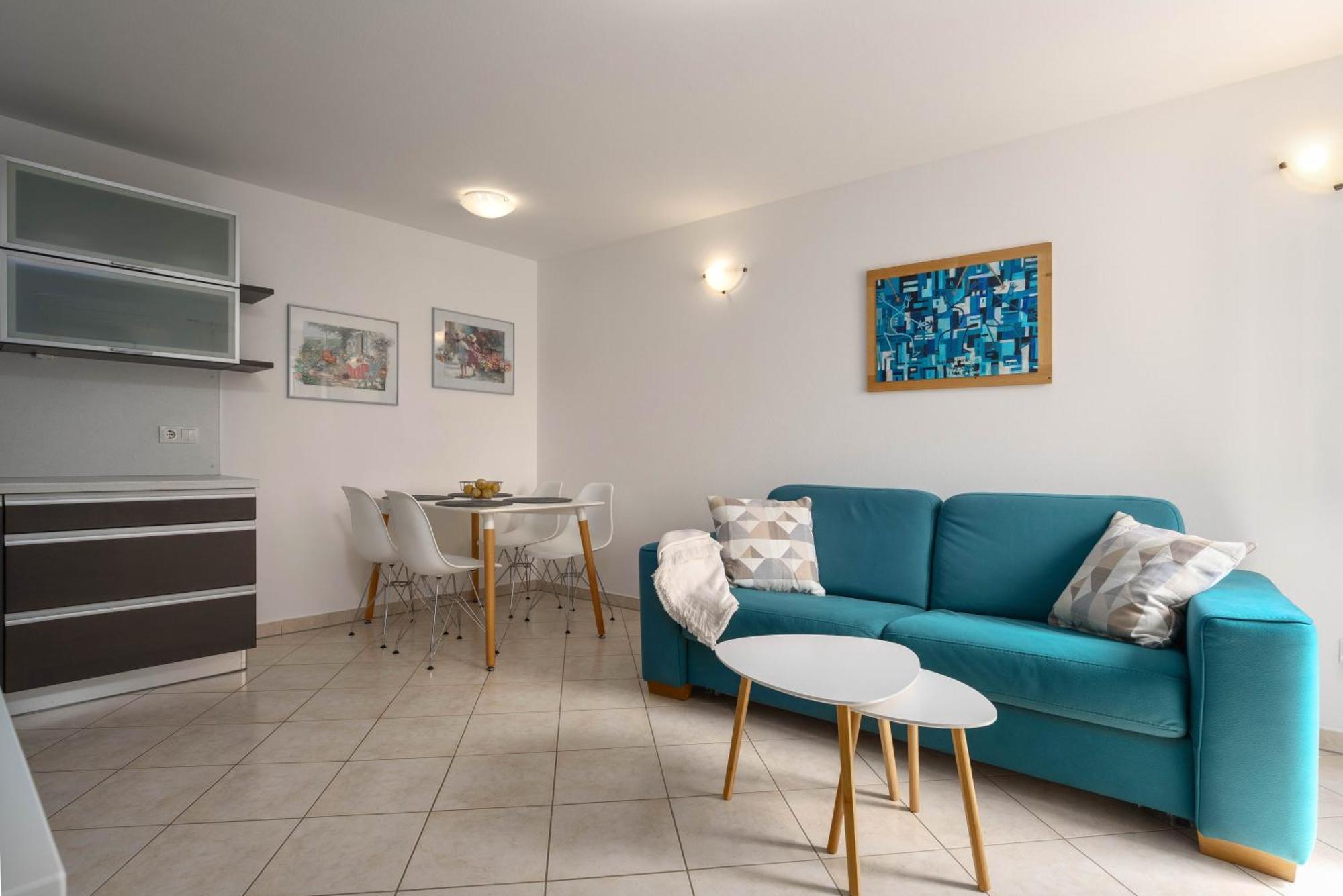 Degrassi Square Apartments (Adults Only) Vrsar Ngoại thất bức ảnh
