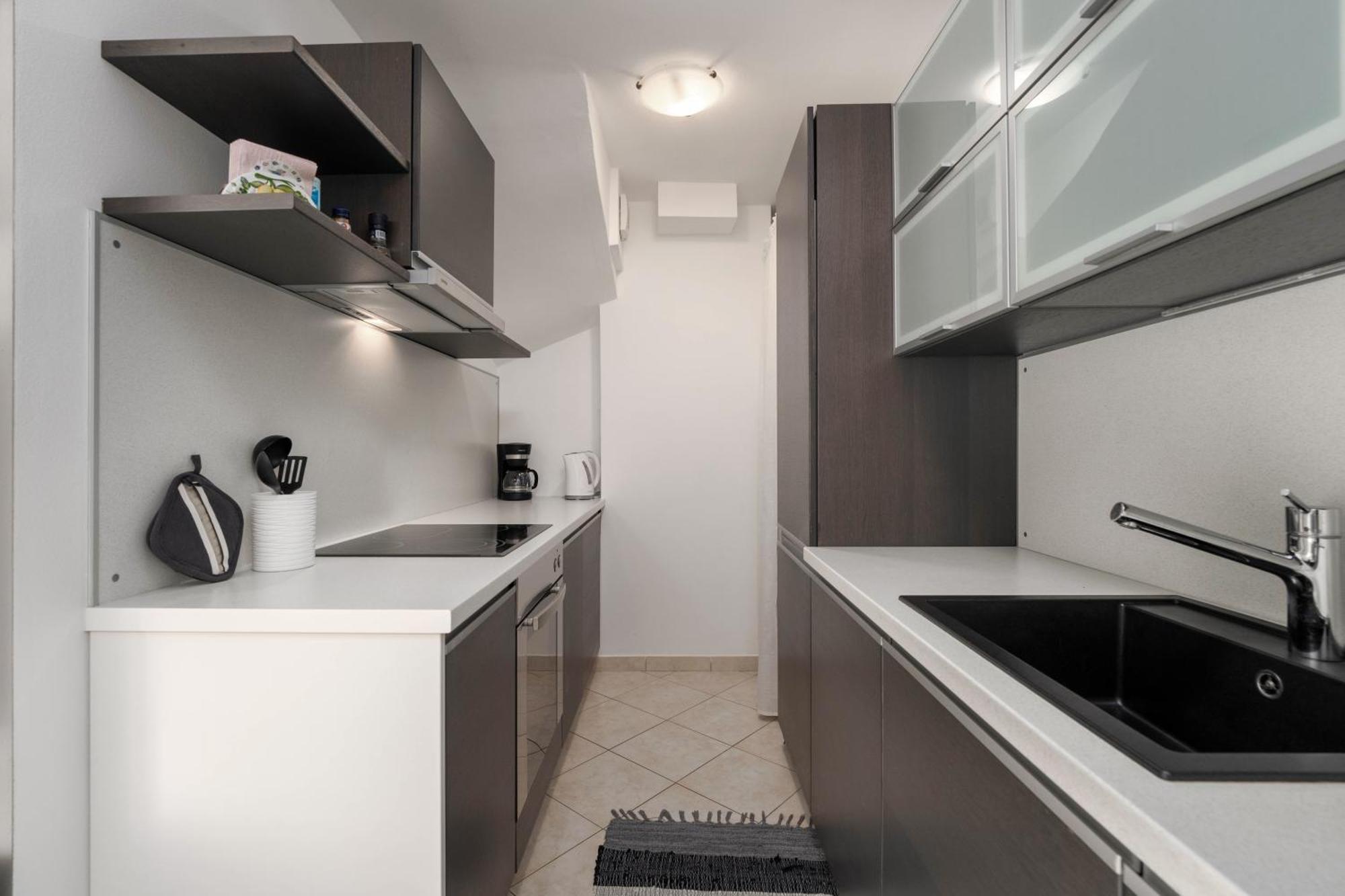 Degrassi Square Apartments (Adults Only) Vrsar Ngoại thất bức ảnh