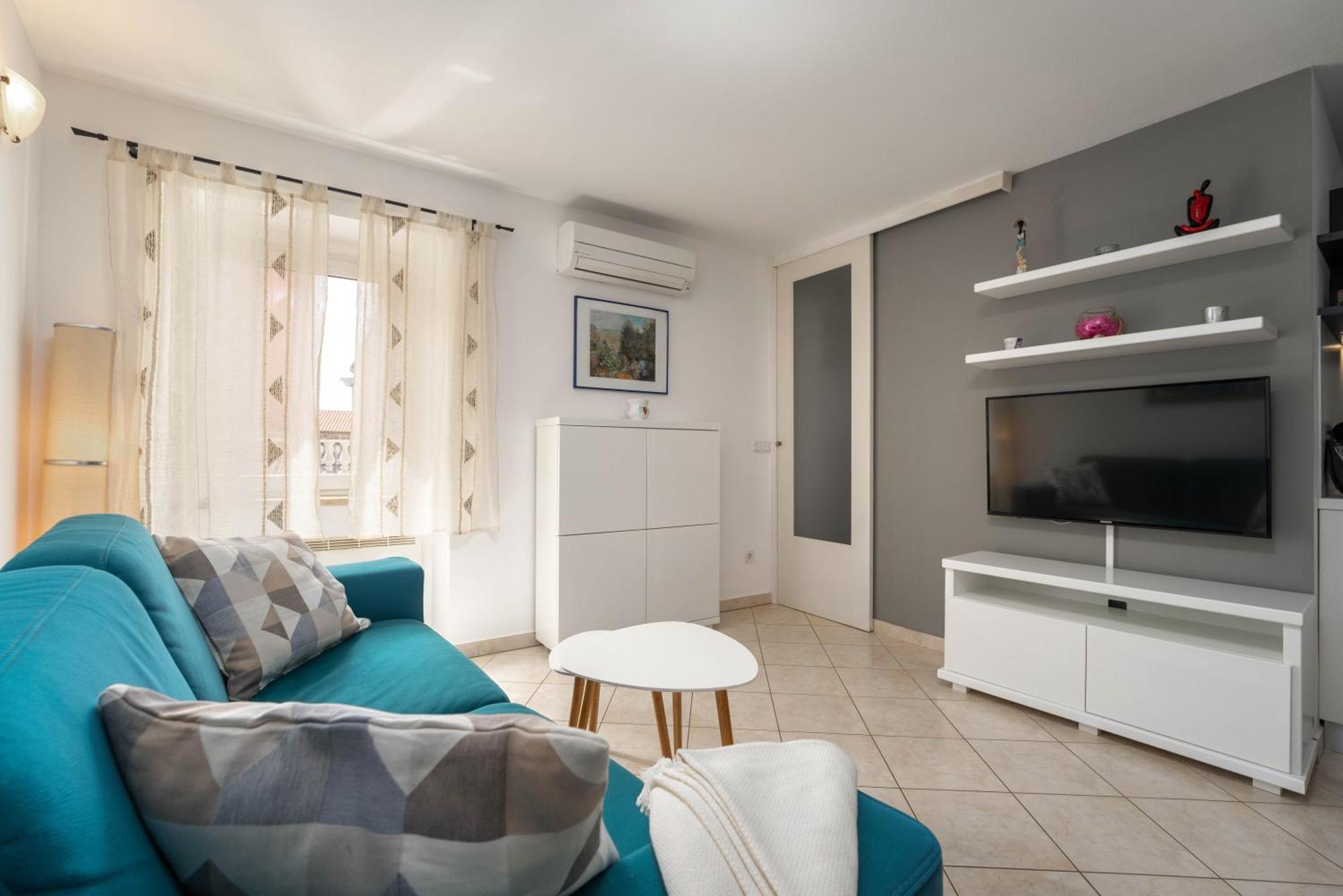 Degrassi Square Apartments (Adults Only) Vrsar Ngoại thất bức ảnh