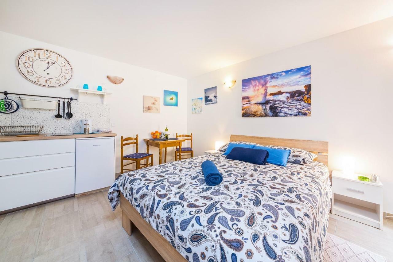 Degrassi Square Apartments (Adults Only) Vrsar Ngoại thất bức ảnh