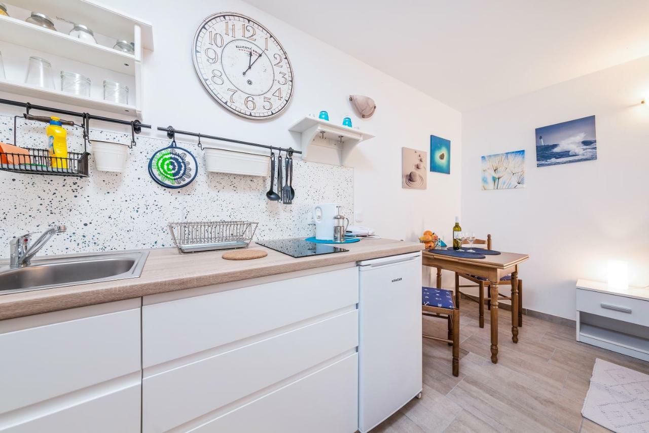 Degrassi Square Apartments (Adults Only) Vrsar Ngoại thất bức ảnh
