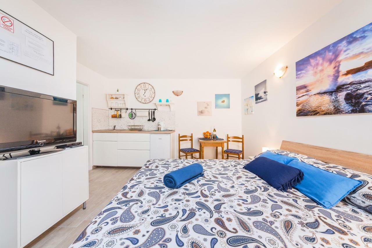 Degrassi Square Apartments (Adults Only) Vrsar Ngoại thất bức ảnh