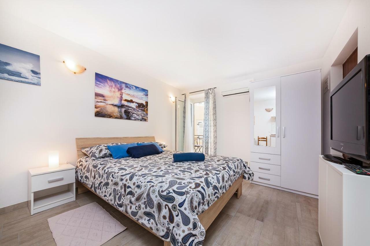 Degrassi Square Apartments (Adults Only) Vrsar Ngoại thất bức ảnh