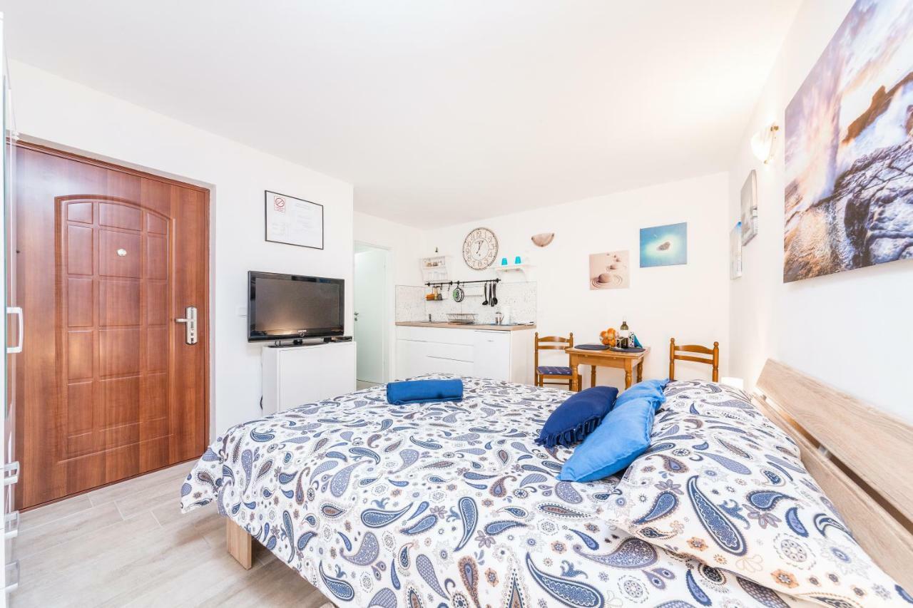 Degrassi Square Apartments (Adults Only) Vrsar Ngoại thất bức ảnh